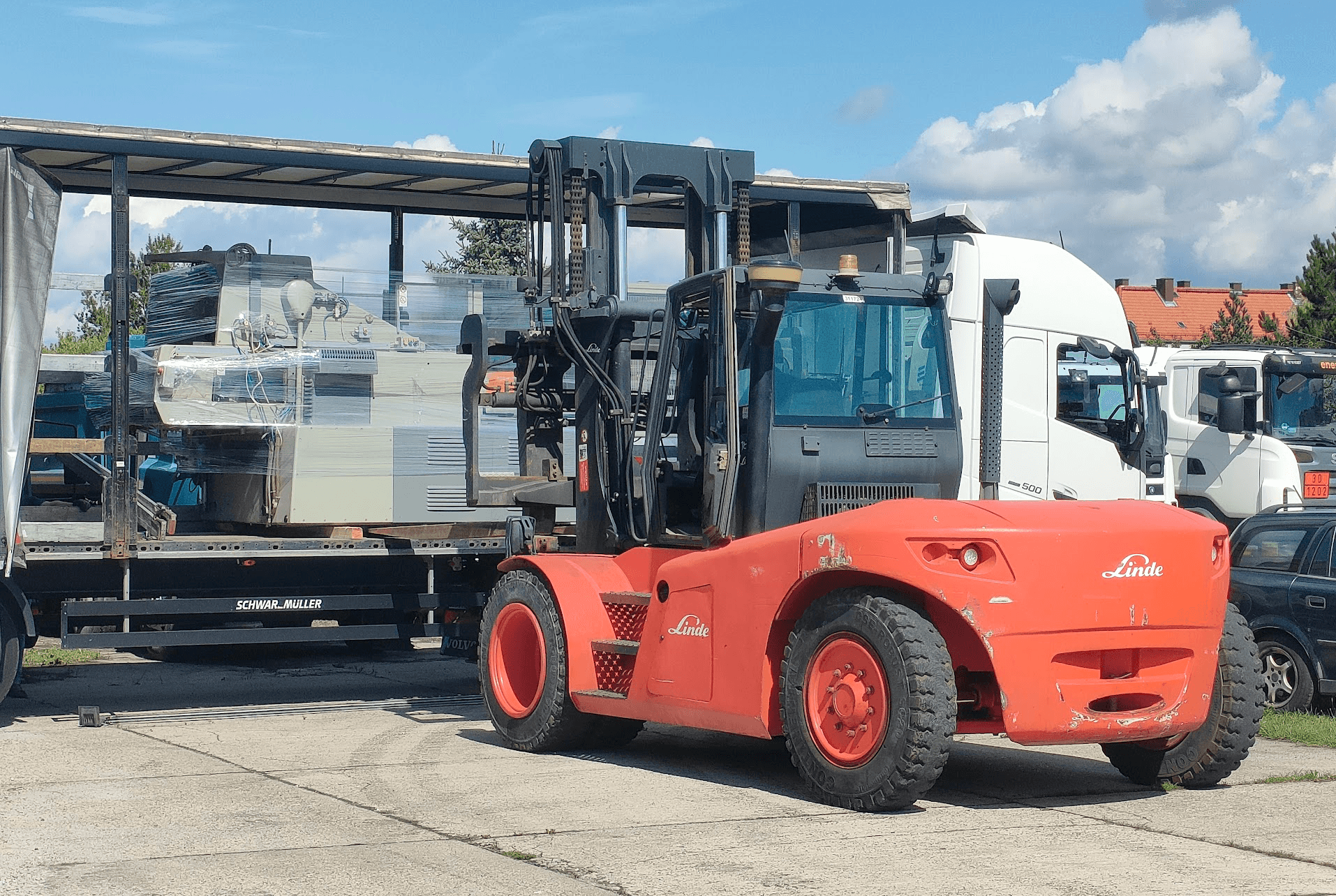 Podnoszenie maszyny wózkiem widłowym przy relokacji