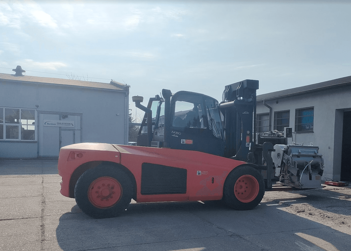 Wózek widłowy 18 ton Linde H120 przy relokacji maszyny przemysłowej